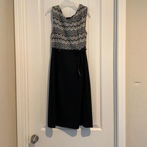 Sleeveless dress with belt